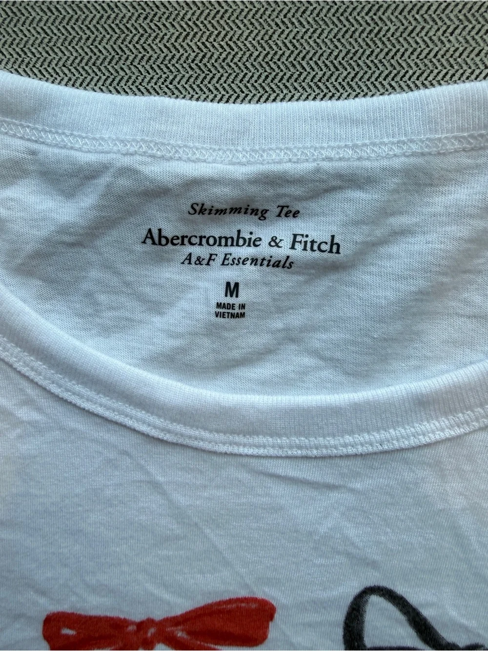 Abercrombie & Fitch White T-Shirt with Red & Black Bow Graphic Embroidery M - Picture 3 of 6